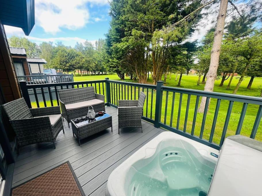 Hideaway Retreat With Hot Tub Villa York Kültér fotó